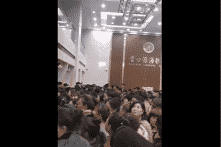 Người TQ đổ xô đi rút tiền ngân hàng: Đêm tối trước khủng hoảng?